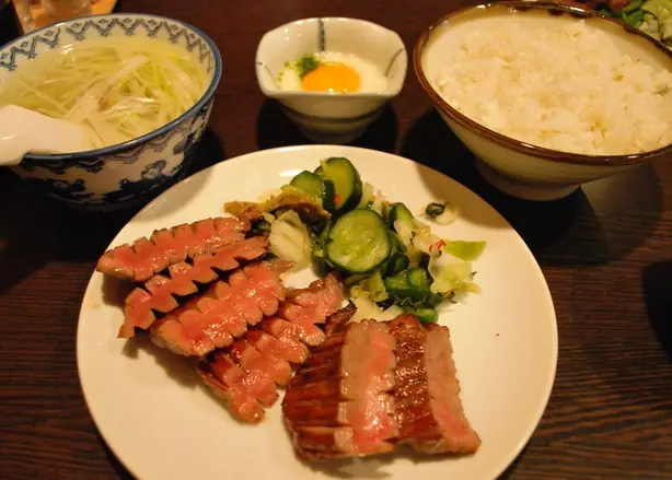 Foto von Japanische Rinderzunge Gyūtan klassisch – fertig angerichtet