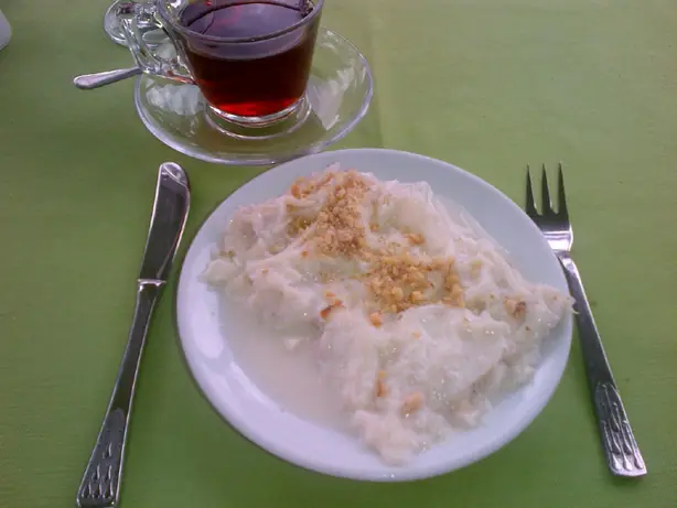 Foto von Türkisches Güllaç Dessert – fertig angerichtet