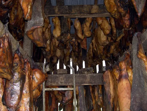 Foto von Isländischer Fermentierter Hai Hákarl – fertig angerichtet