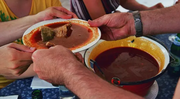 Foto von Klassische Ungarische Halászlé – fertig angerichtet