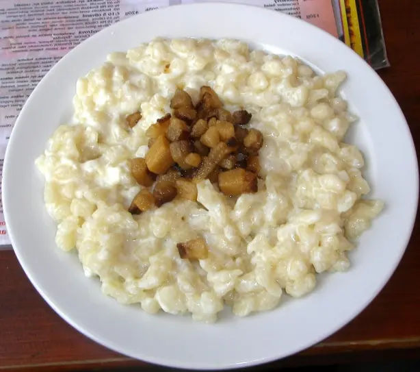 Foto von Slowakische Brimsennocken Halušky – fertig angerichtet