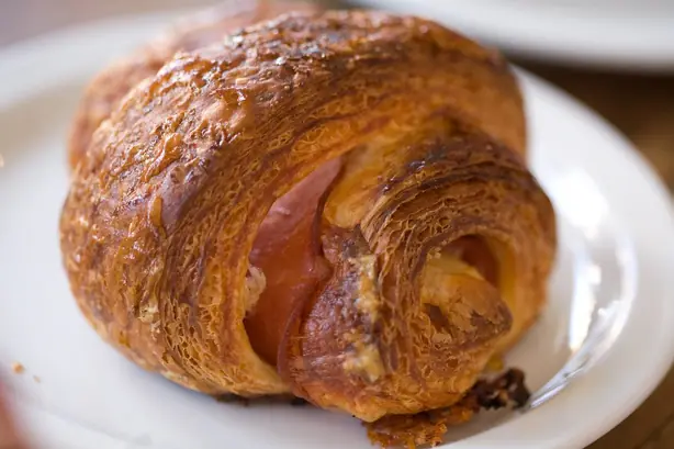 Ham and cheese croissant 1119159785 – Foto: Charles Haynes from Bangalore, (CC BY-SA 2.0)