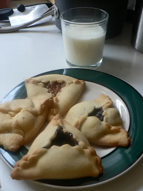 Foto von Klassische Hamantaschen mit Mohn – fertig angerichtet