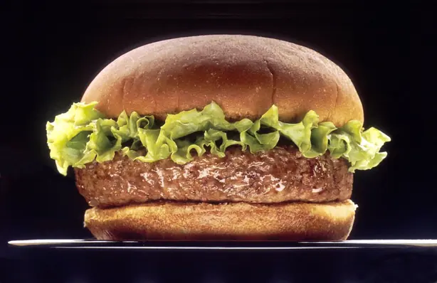 Foto von Klassischer Hamburger vom Rind (2) – fertig angerichtet