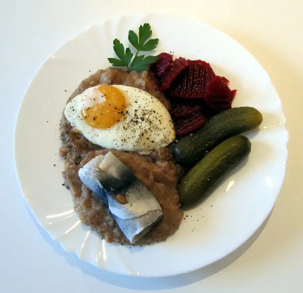 Foto von Original Hamburger Labskaus – fertig angerichtet