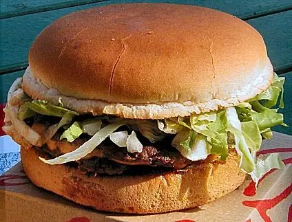 Foto von Klassischer Hamburger – fertig angerichtet