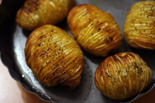 Foto von Schwedische Hasselback-Kartoffeln – fertig angerichtet
