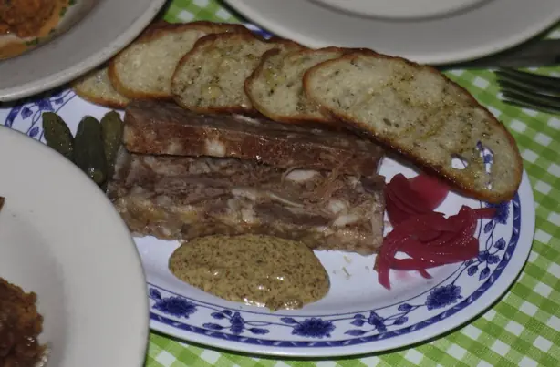 Foto von Klassische Schweinesülze (Presskopf) – fertig angerichtet