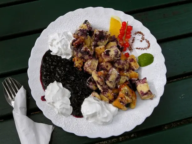 Foto von Klassischer Österreichischer Kaiserschmarrn – fertig angerichtet