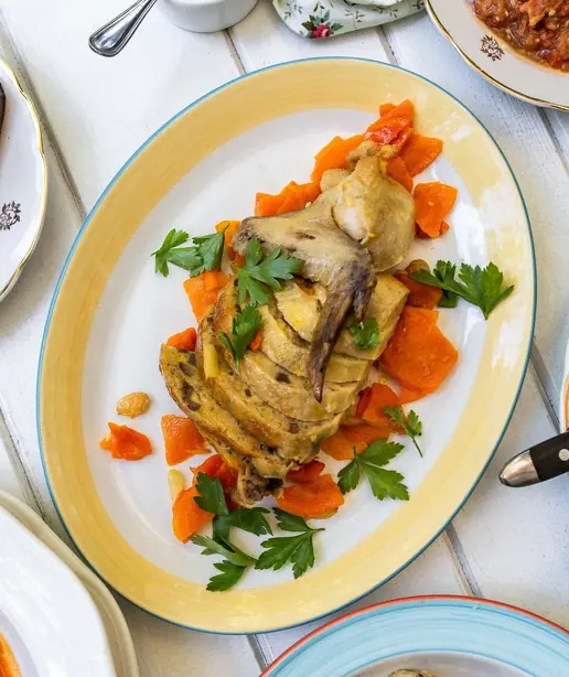 Foto von Irakisches T'beet Schmorhuhn – fertig angerichtet