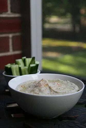 Herbed white bean dip with crudités – Foto: (Mariam) (CC BY 2.0)