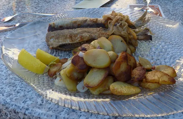 Foto von Norddeutsche Grüne Heringe Müllerin Art – fertig angerichtet