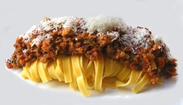 Foto von Klassische Tagliatelle al Ragù – fertig angerichtet