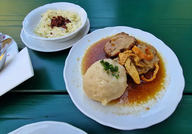 Foto von Klassischer Bayerischer Krustenbraten – fertig angerichtet