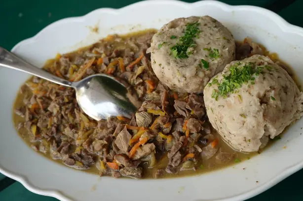 Foto von Klassisches Wiener Salonbeuschel – fertig angerichtet