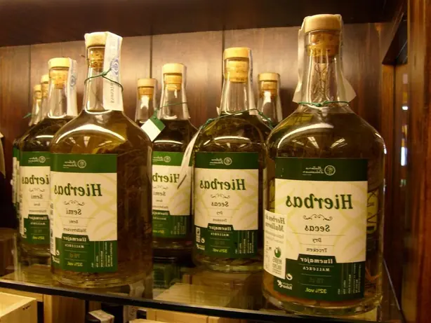 Foto von Mallorquinischer Kräuterlikör Hierbas – fertig angerichtet