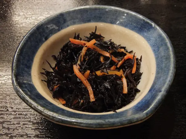Foto von Japanisches Hijiki no Nimono klassisch – fertig angerichtet