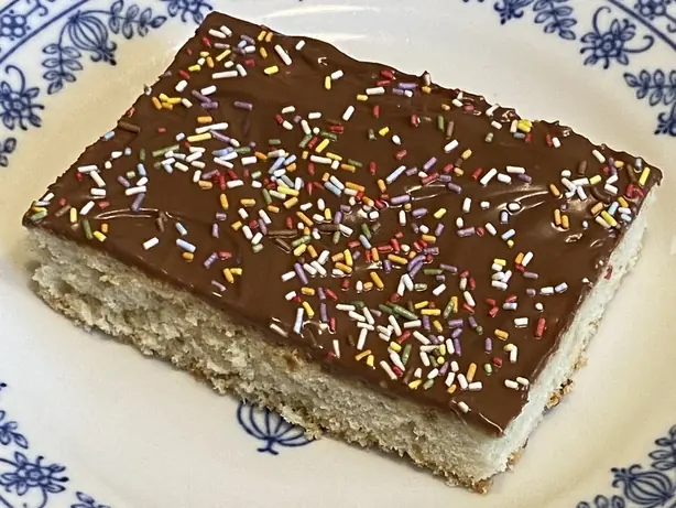 Foto von Thüringer Hirschhornkuchen vom Blech – fertig angerichtet