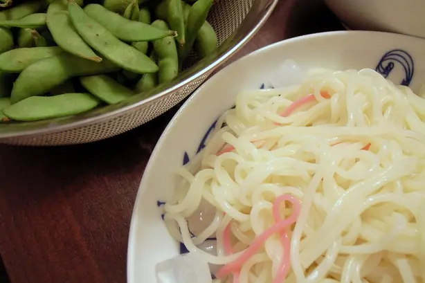 Foto von Japanische kalte Hiyamugi Nudeln – fertig angerichtet