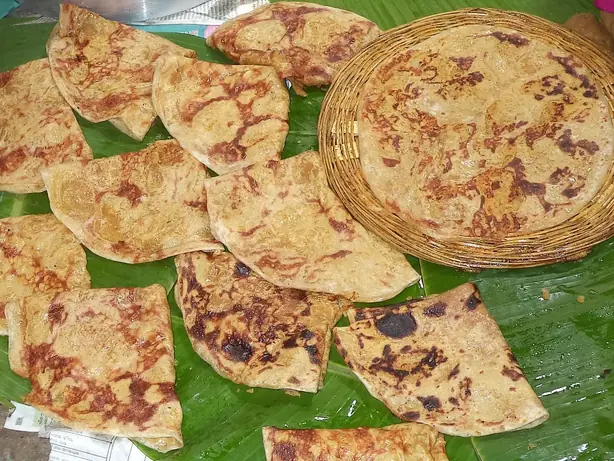 Foto von Maharashtrische Puran Poli mit Chana-Dal – fertig angerichtet