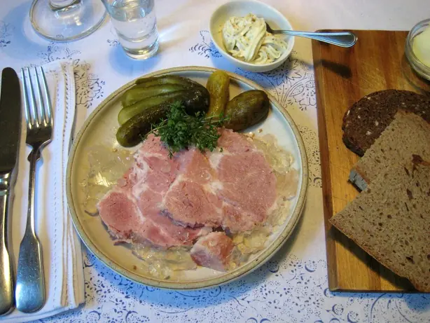 Foto von Holsteiner Sauerfleisch klassisch – fertig angerichtet