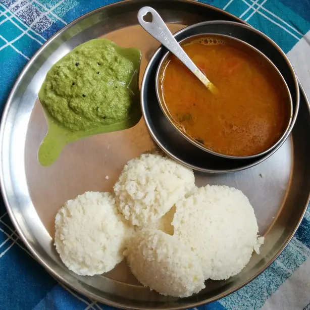 Foto von Südindische Idli Klassisch (2) – fertig angerichtet