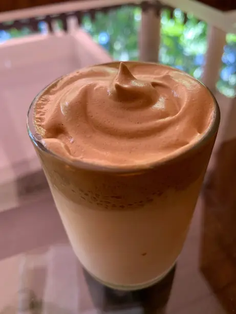 Foto von Klassischer Dalgona Coffee – fertig angerichtet