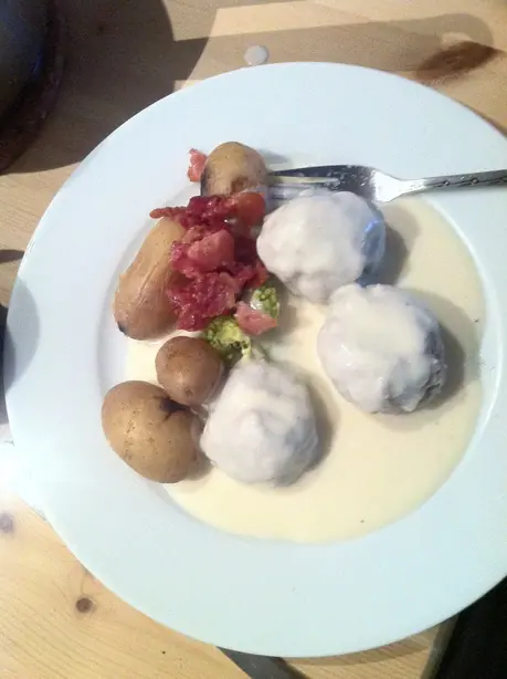 Foto von Norwegische Fiskeboller klassisch – fertig angerichtet