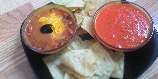 Foto von Mexikanische Borracho-Bohnen mit Bier – fertig angerichtet