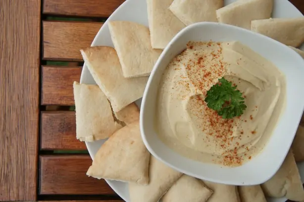 Foto von Klassischer Orientalischer Hummus (3) – fertig angerichtet