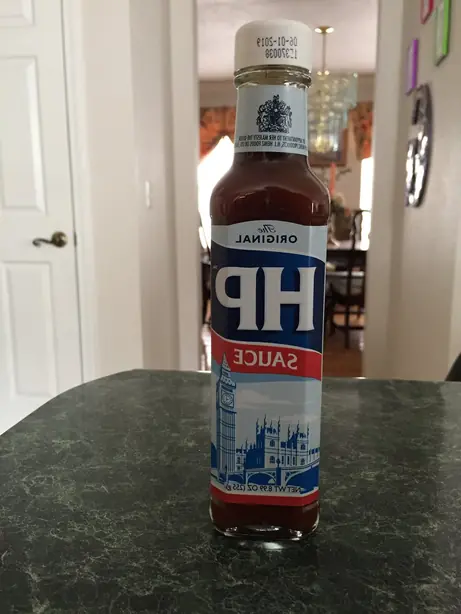 Foto von Englische Brown Sauce HP Art – fertig angerichtet