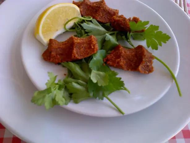 Foto von Türkische Çiğ Köfte vegan – fertig angerichtet