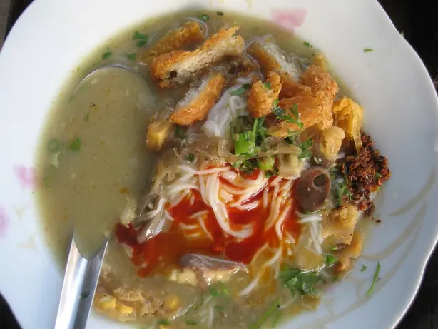 Foto von Burmesischer Kassienblüten-Salat – fertig angerichtet