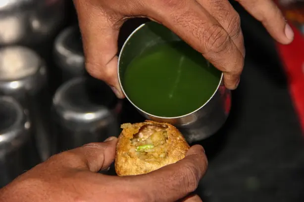 Foto von Indische Panipuri Street Food – fertig angerichtet