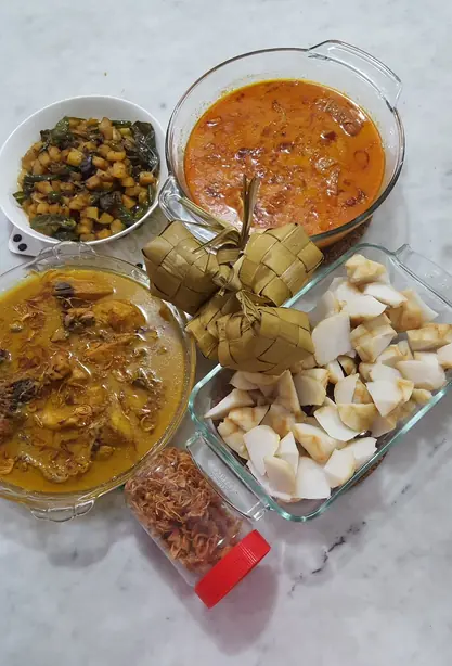 Foto von Klassisches Nasi Goreng mit Huhn – fertig angerichtet