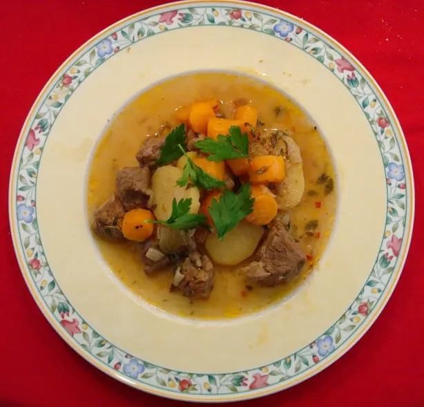 Foto von Klassisches Irish Stew vom Lamm – fertig angerichtet