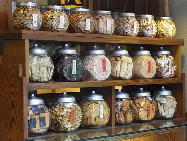 Items for sale, Asakusa; September 2011 (01) 01 – Foto: Lucy Takakura (CC BY-SA 2.0)