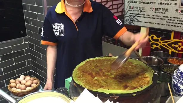 Foto von Chinesischer Jianbing Frühstücks-Crêpe – fertig angerichtet