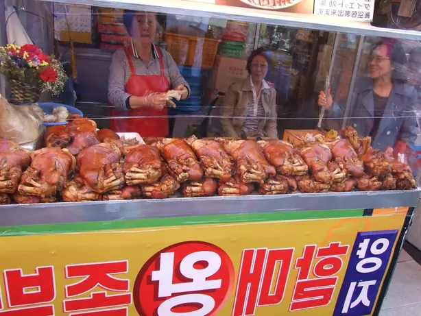 Foto von Klassisches Koreanisches Jokbal – fertig angerichtet