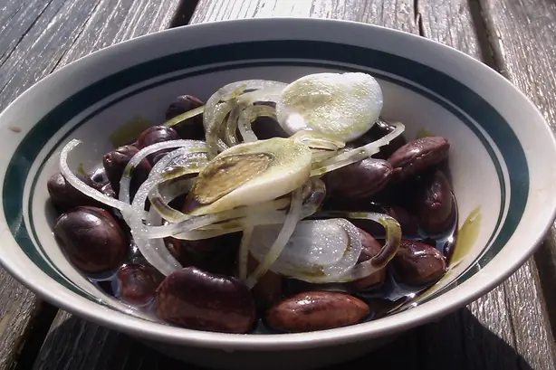 Foto von Steirischer Käferbohnensalat klassisch (2) – fertig angerichtet