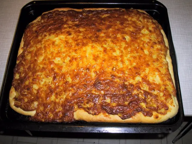 Foto von Käsefladen aus dem Ofen – fertig angerichtet