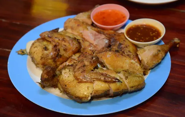 Foto von Thailändisches Gai Yang Hähnchen – fertig angerichtet