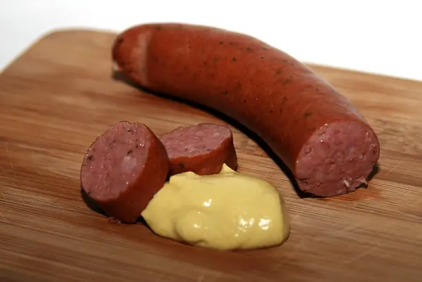 Foto von Original Kamenzer Würstchen hausgemacht – fertig angerichtet