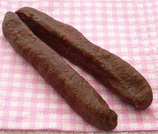 Foto von Südtiroler Kaminwurzen hausgemacht – fertig angerichtet