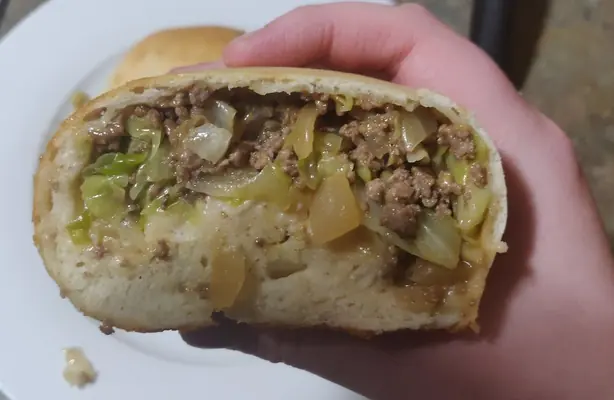 Foto von Wolgadeutsche Bierock Teigtaschen – fertig angerichtet