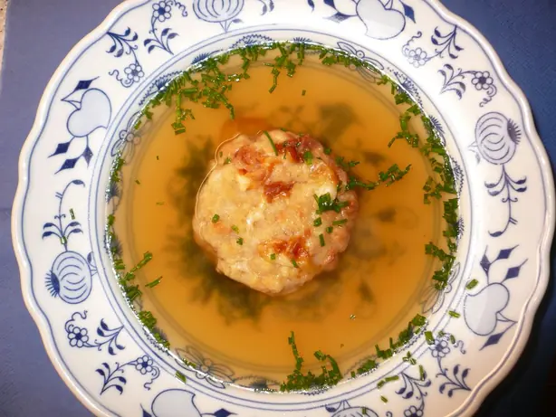 Foto von Tiroler Kaspressknödel klassisch – fertig angerichtet