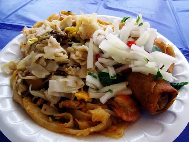 Foto von Myeik-Kat-Kyi-Kaik – burmesische gebratene Nudeln – fertig angerichtet