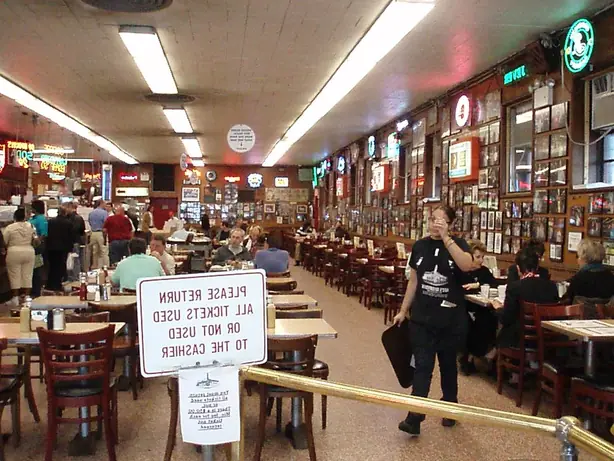 Foto von New York Pastrami Sandwich klassisch – fertig angerichtet