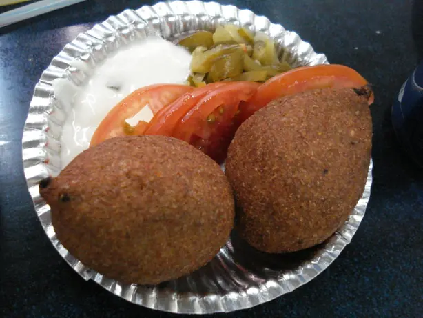 Foto von Klassische Syrische Kibbeh – fertig angerichtet