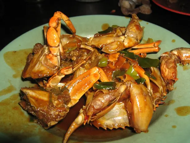 Foto von Indonesische Krabbe in Padang-Sauce – fertig angerichtet